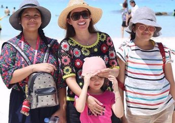 Kompak Abis, Intip Gaya Kasual Ussy Sulistiawaty dengan Baju Denim Bersama Tiga Putrinya yuk!