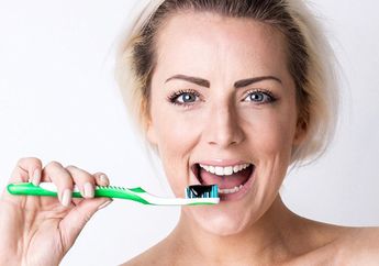 Ingin Memutihkan Gigi dengan Pasta Gigi Charcoal, Begini Cara Aman Menggunakannya