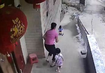 Insiden yang Akan Terjadi Bila Ibu Biarkan Anak Balitanya Bermain-main dengan Kereta Dorong