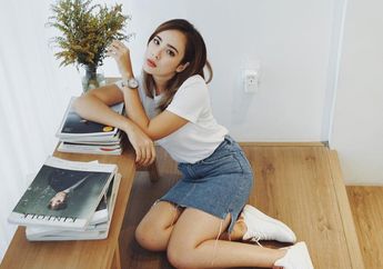 Ingin Tetap Tampil Feminin Saat Bergaya Monokrom, Contek Penampilan Pamela Bowie yuk!