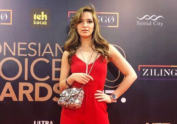 Super Santai dan Sederhana, Intip Gaya Kasual Nia Ramadhani yang Simpel Banget, Tetep Kece!