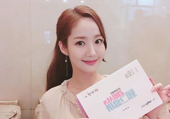 Sedang Tren di Korea, Intip yuk Gaya Park Min Young Saat Mengenakan Chain Earrings!