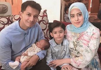 Potret Kompak Keluarga Fairuz A Rafiq dan Sonny Septian dalam Balutan Busana Adat Bali