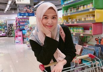 Biasa Tampil dengan Warna Soft, Ayana Jihye Moon Tetap Memukau&nbsp;Pakai Lipstik Berwarna Merah Terang, Lihat yuk!