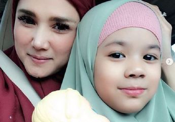 Ada Wanita Bercadar Dalam Postingan Mulan Jameela dan Keluarga, Siapa?