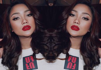 Pertama Kali Tampil di Red Carpet, Marion Jola Tampak Seksi dengan Slit Dress Saat Hadiri Indonesian Movie Actors Awards 2018