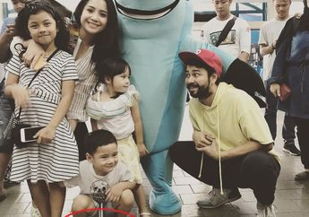 Mahalnya Harga Sepatu Anak Shah Rukh Khan yang Juga Dipakai Rafathar