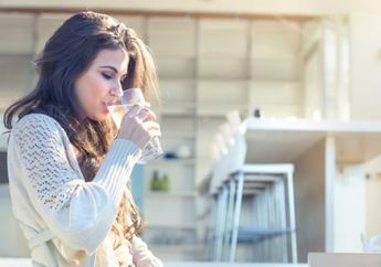 Ini loh Alasan Kesehatan Kenapa Tidak Boleh Minum Sambil Berdiri