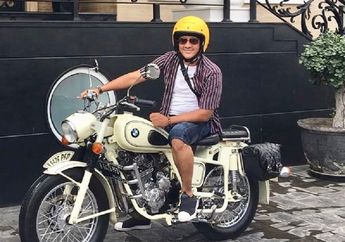 Foto di Depan Mobil Kodok, Sendal Andre Taulany Jadi Sorotan