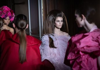 Valentino Haute Couture di Paris Persembahkan Wig Super Besar, Persiapannya Butuh 150 Jam