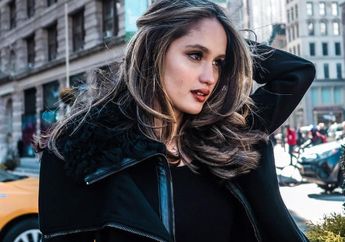 Dibilang Mirip Ariana Grande, Ini Potret Cantik nan Glamor Cinta Laura dengan Dress Merah