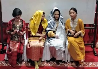 Chikita Meidy Gelar Akad Nikah dengan Mengenakan Pakaian Koto Gadang