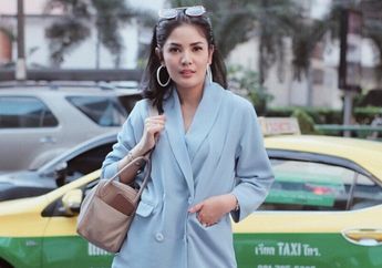 Penampilan Kece Nindy Ayunda dengan Knee High Boots Saat Berpose di Depan Sydney Opera House