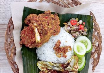 Makan Siang dengan Ayam Geprek Sambal Matah Emang Paling Enak