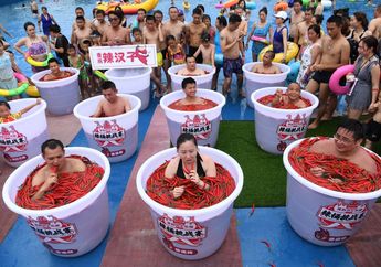 Cuaca Panas, Puluhan Warga Tiongkok Malah Berendam dalam Air Cabai