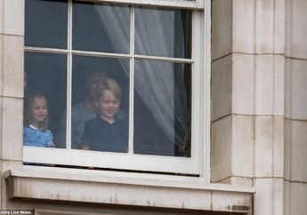 Manisnya Putri Charlotte Beri Hormat Saat Pesawat RAF Aircraft Melintas