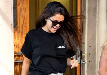 Tampil Modis dan Sporty, Tulisan di Kaus Selena Gomez Beri Pesan Tanggapi Pertunangan Justin Bieber?