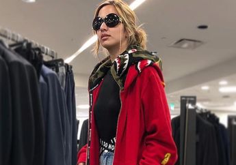 Contek yuk Gaya Kasual Sporty ala Nia Ramadhani dengan PilihanJaket Mulai Harga Rp 200 Ribu Rupiah!