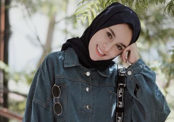 Pakai Satu Model Celana Jeans, Intip Mix and Match ala Selebgram Aghnia Punjabi dengan Berbagai Gaya!