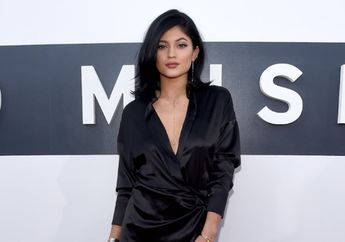 Tampilan Wajah Kylie Jenner yang Berbeda Usai Lepas Filler Pada Bibirnya