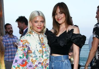 Tampilan Kasual Glamor Dakota Johnson dengan Celana Denim yang Mudah untuk Kamu Contek