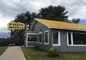 Nggak Hanya Menjual Makanan, Restoran Ini Berikan Ratusan Buku Gratis Kepada Pengunjungnya Setiap Hari!