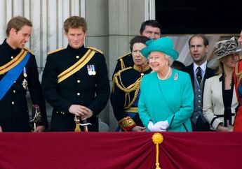 15 Foto Ratu Elizabeth Saat Tertawa dari Tahun ke Tahun. Karismatik!