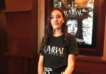 Aduh, Kaki Mawar De Jongh Dipegang Sosok Misterius Saat Syuting