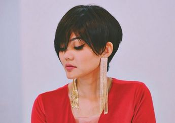 Tampil Dengan Rambut Pendek , Rina Nose Dibilang Mirip Penyanyi Lawas Ini