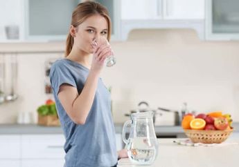 Ubah Kebiasaan Minum Sambil Berdiri karena Berdampak Buruk Bagi Tubuh!