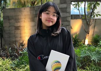 Yuk Intip Penampilan Vintage Cinta Kuya dengan Plaid Skirt yang Modis Abis!