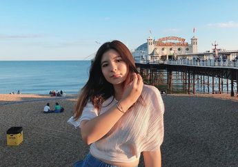 Contek yuk Gaya Shaloom Razade dengan Kaus Polos dan Rok Motif Plaid, Nggak Sampai Rp 120 Ribu loh!