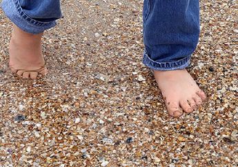 Arti Mimpi Berjalan Tanpa Alas Kaki Simpan Makna Tersembunyi tentang Tekadmu Menjauh dari Hal Ini, Berikut Penjelasannya