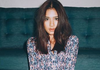 Demam World Cup, Kepoin yuk Gaya Kasual Mikha Tambayong dengan Jersey Bola!