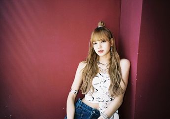 Tampil di Acara Musik, Lisa BLACKPINK Kenakan Paper Clip untuk Aksesori Rambut!