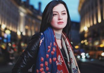 Kunjungi Harry Potter Sites, Kimberly Ryder Tampil Kasual dengan Celana Cut Out, Kece Banget!