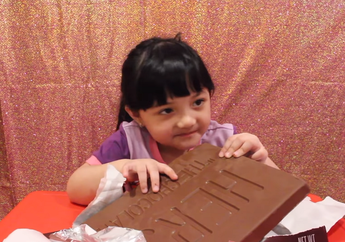 Aksi Arsy Hermansyah Makan Cokelat Raksasa dengan Lahap Bikin Netizen Gemas!