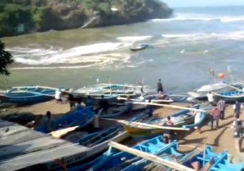 Gelombang Laut Sedang Tinggi Jangan ke Pantai Gunung Kidul Dulu, Yah!
