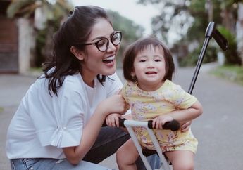 Nggak Kalah Modis Sama Ibunya, Intip Gaya Anak Nindy Parasady yang Imut Banget!