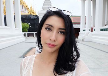 Penampilan Seksi dan Elegan ala Tyas Mirasih dengan Off Shoulder Top!