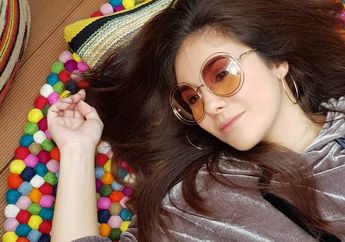 Bak Usia 20-an, Intip Berbagai Gaya Modis Wulan Guritno dengan Rok Plisket