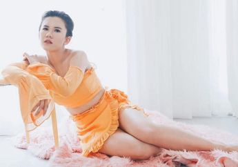 Penampilan Seksi ala Michelle Joan dengan Slit Jumpsuit, Lihat yuk