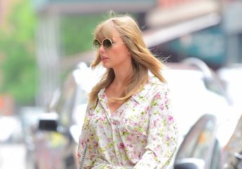 Tampilan Klasik 90-an ala Taylor Swift dengan Floral Dress, Manis Banget!