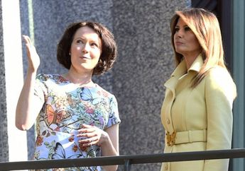 Summer Dress ala Melania Trump dengan Warna Kuning Berhias Kupu-kupu, yuk Intip