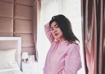 Gaya Kasual Sporty dengan Sheer Skirt ala Felicya Angelista, Kayak Apa nih?