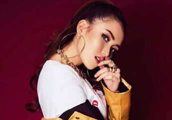 Penampilan Ayu Ting Ting Saat Pakai Topi&nbsp;Berbahan PVC Jadi Sorotan, Lihat yuk!