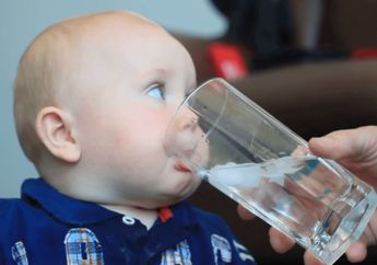 Cara Mengenalkan dan Membiasakan Anak Minum dengan Gelas ala dr Reisa Broto Asmoro