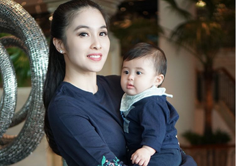 Dari Makan Camilan Hingga Tertidur, Begini Serunya Saat Raphael Moeis Saat Potong Rambut