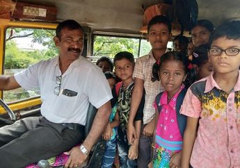 Kisah Seorang Guru di India yang Rela Beli Bus untuk Antar Jemput Muridnya