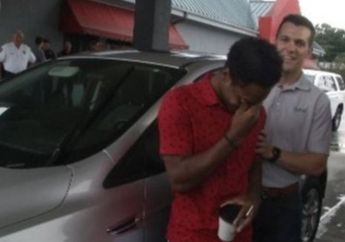 Berjalan Sejauh 22 km Demi Ngantor, Seorang Pria Dapat Hadiah Mobil dari Bosnya